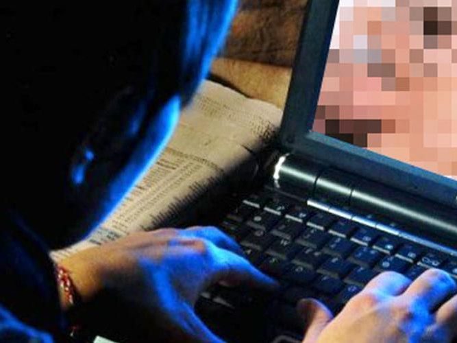 Bimba di 9 anni del ragusano adescata su internet, arrestato 27enne per pedopornografia