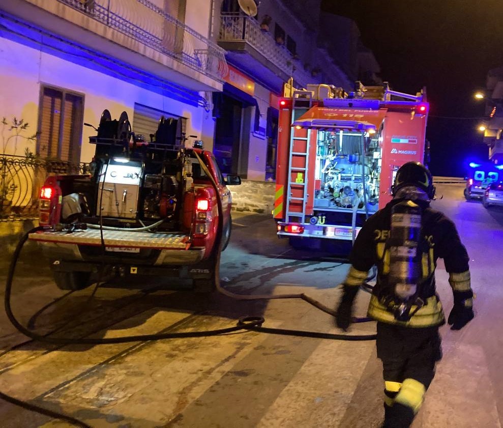 Incendio in una casa a Chiaramonte Gulfi, notte di San Silvestro a lavoro per i Vigili del Fuoco