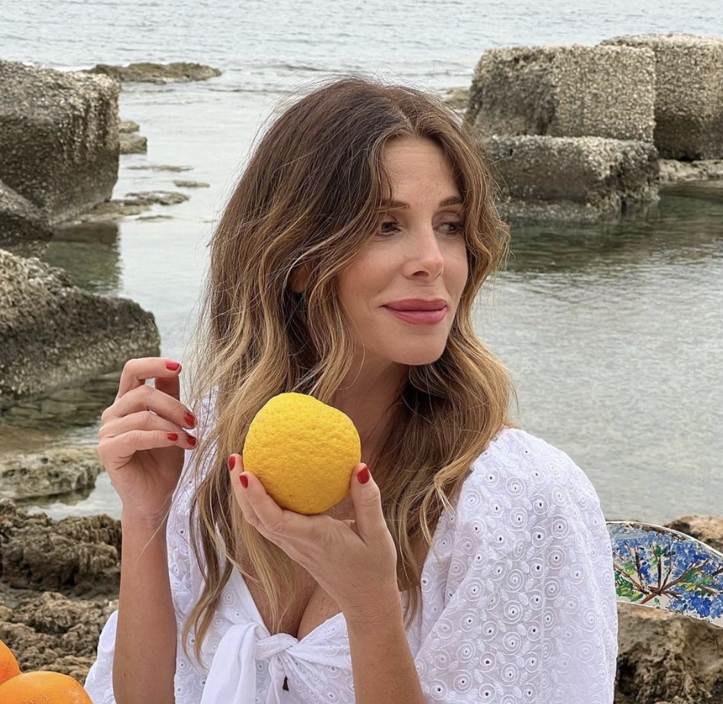 Alessia Marcuzzi sceglie il Sud Est come set fotografico e ne esalta la bellezza.(Video)