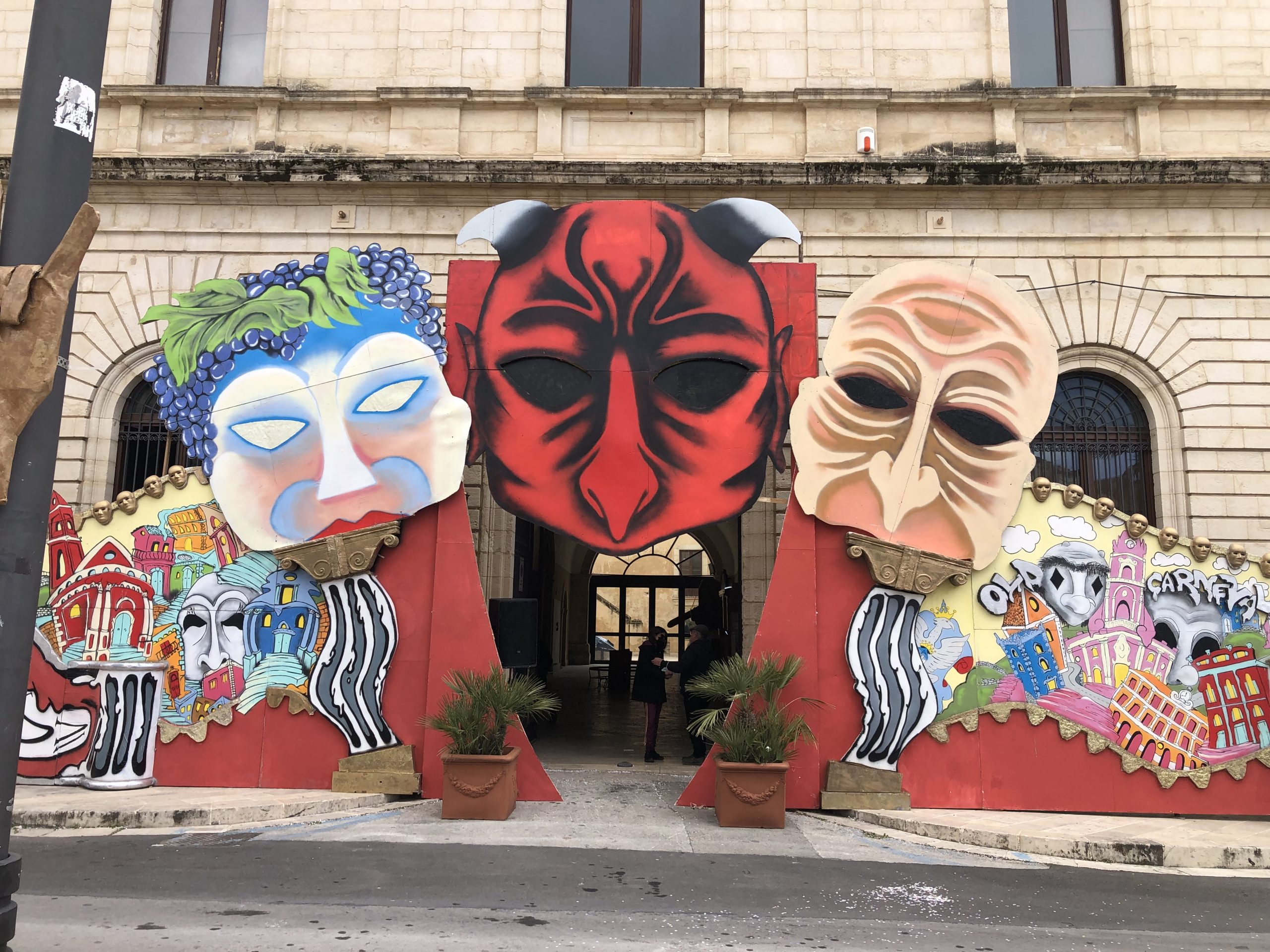 Modica, ma che carnevalata! Ancora una volta il centro storico deturpato da installazioni che fanno discutere