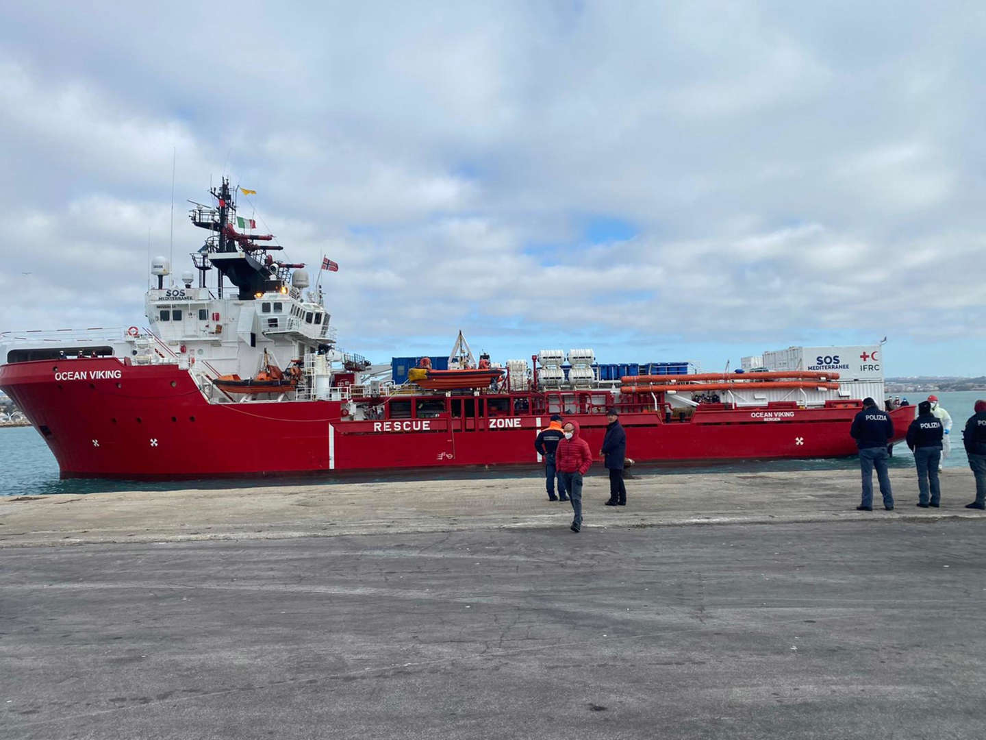 Approdata a Pozzallo la Ocean Viking con 247 migranti a bordo
