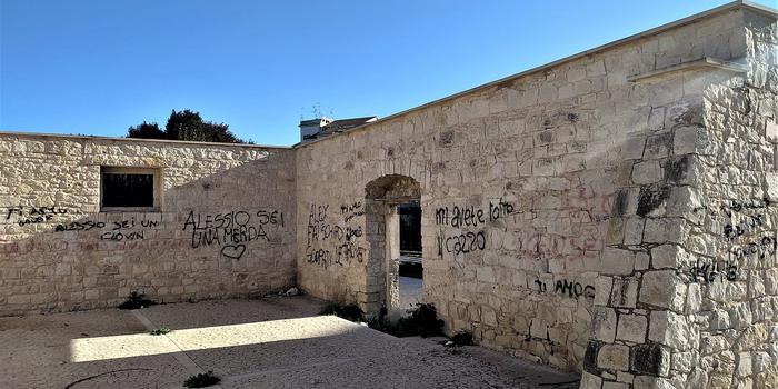 Comiso: ignoti imbrattano i muri della casa rurale del Parco dell’Ippari, ma sono ripresi dalle telecamere