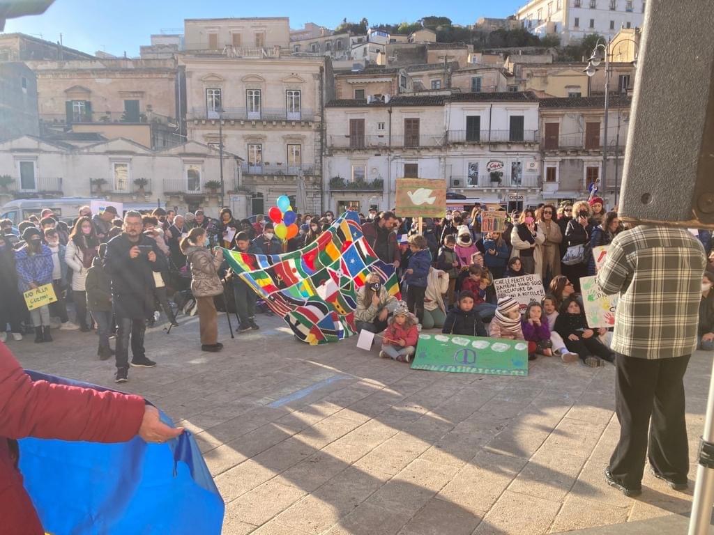 Nessuna guerra è lontana: grande partecipazione al sit in per la pace a Modica con canti, musica e poesie (Foto)