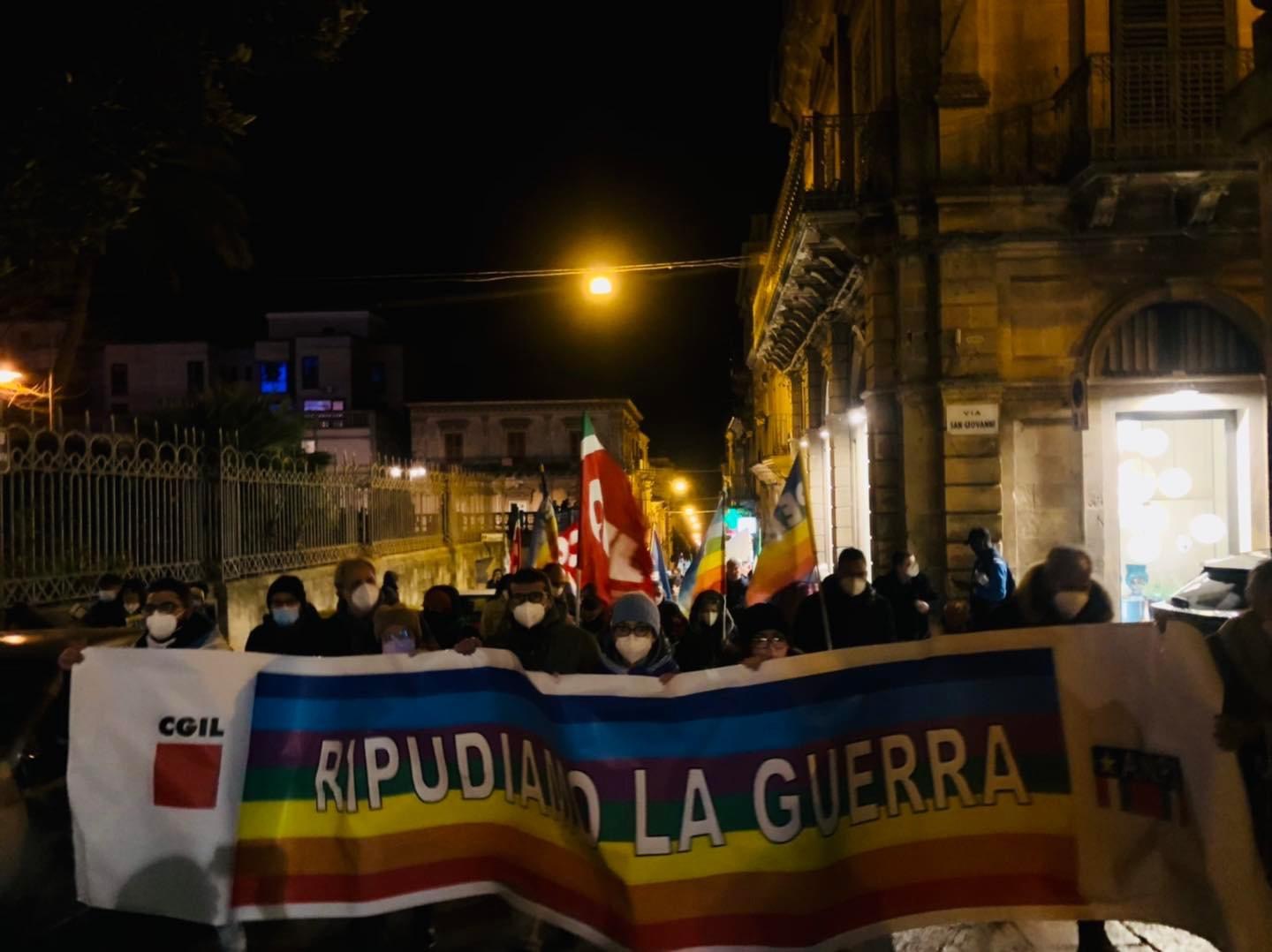 Ragusa: grande partecipazione alla marcia della pace contro la guerra in Ucraina (Foto)