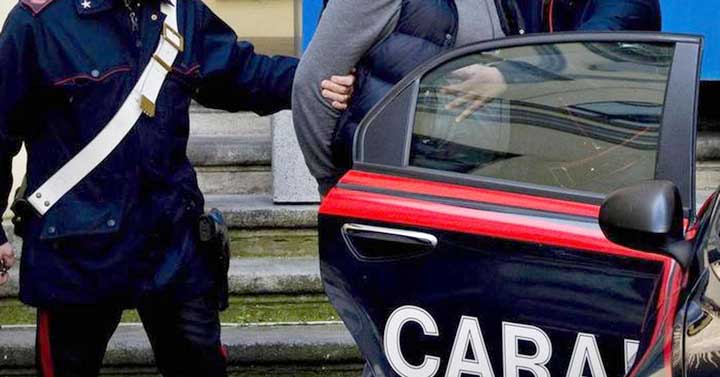 Modicano aggredisce l’ex fidanzata e le sue amiche, resiste ai Carabinieri che lo trovano armato, arrestato
