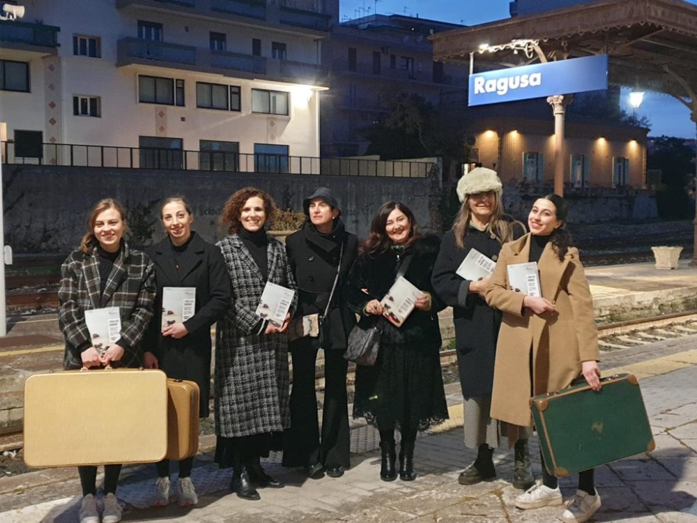 Ragusa: successo per lo spettacolo itinerante “Viaggio dell’anima sui binari della memoria storica” di Operaincerta