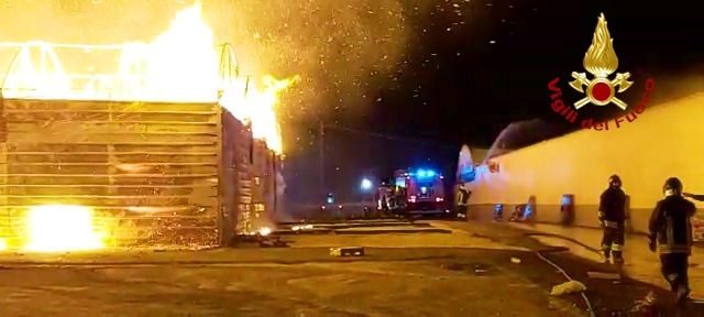 Notte di fuoco in una ditta di cartone per imballaggi a Vittoria, indagini in corso(Video)
