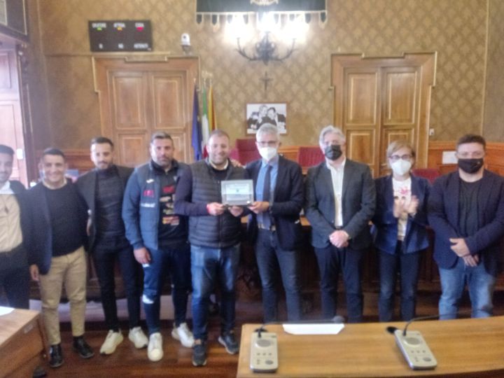 Il Ragusa ricevuto e premiato a Palazzo di Città, il sindaco Cassì annuncia novità per lo stadio “Campo”