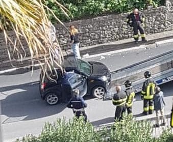 Minicar si capovolge a Ragusa Ibla, tanta paura ma pochi danni per la ragazza alla guida