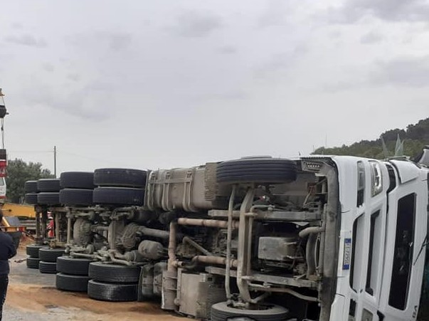 Incidente autonomo sulla Vittoria – Santa Croce, Tir si ribalta, il conducente finisce in ospedale ma non è grave