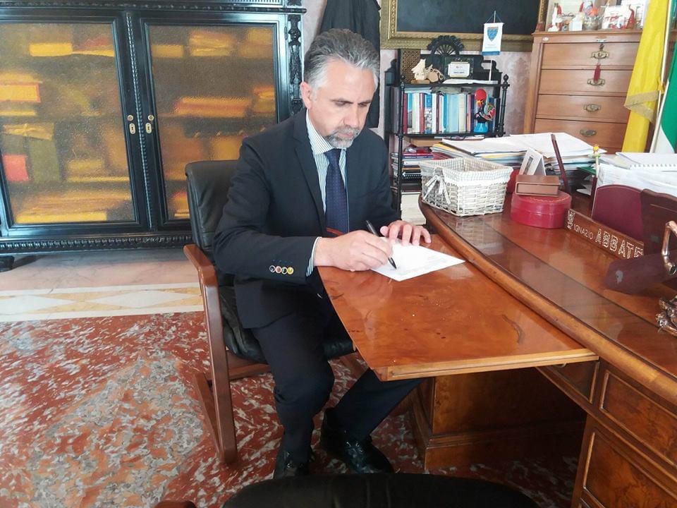 Modica, il sindaco Abbate si è dimesso 10 giorni fa, ma nasconde la decisione per continuare le passerelle.