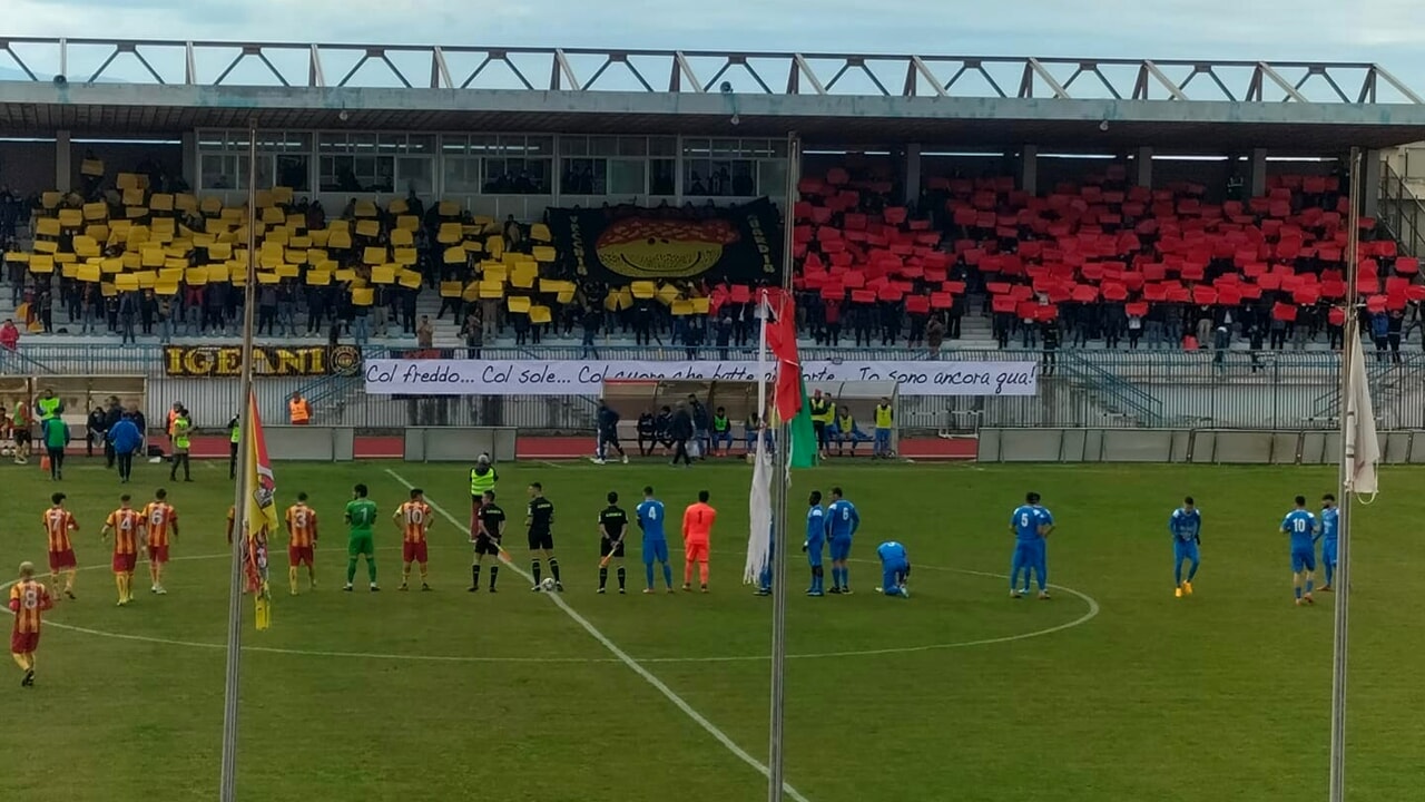 Lanciò un petardo sulla pista dello stadio “D’Alcontres”, Daspo di 6 anni per un tifoso del Ragusa