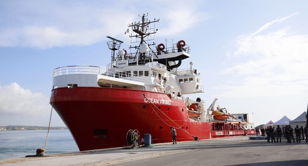 Migranti: Pozzallo porto sicuro per la Ocean Viking, lo sbarco domani con 294 profughi