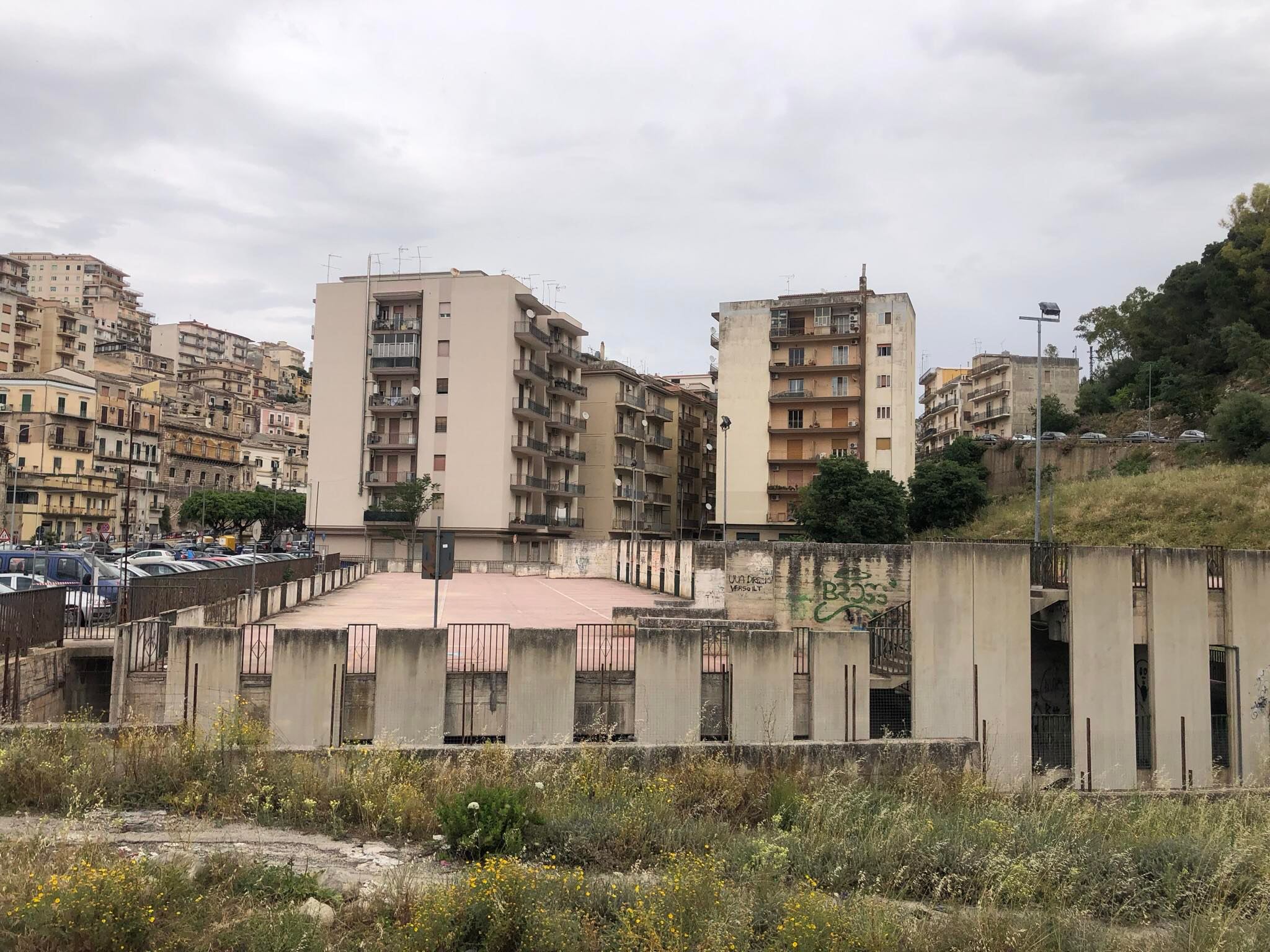 Modica: sostare nel centro storico è un incubo, mentre i lavori per il mega parcheggio non sono mai iniziati
