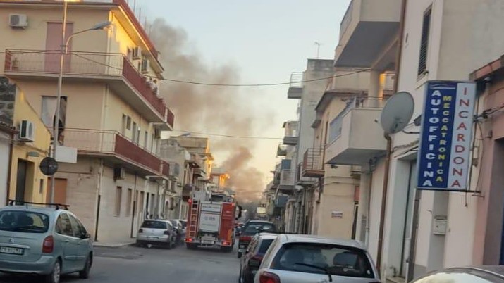 Auto in fiamme in una via di Vittoria, l’intervento dei Vigili del Fuoco evita danni maggiori