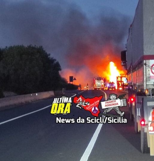 Modica: camion carico di polli vivi a fuoco sulla Modica – Pozzallo intervengono i vigili del fuoco