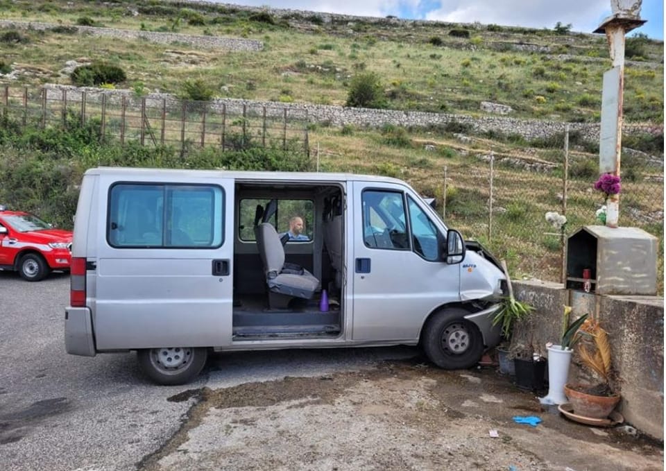 Incidente stradale sulla SS115 Comiso – Ragusa, pulmino con bambini a bordo si schianta in curva