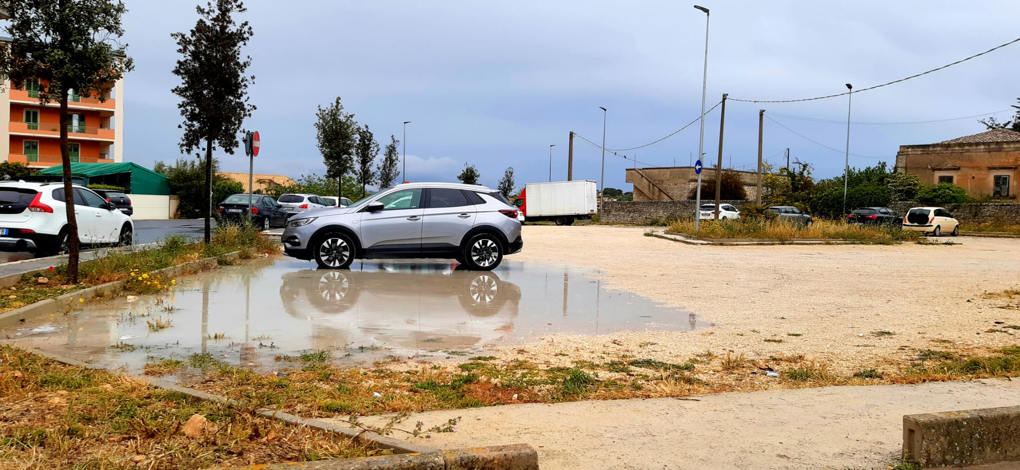Modica, l’opera geniale di Via Sacro Cuore: un parcheggio che diventa piscina alle prime piogge