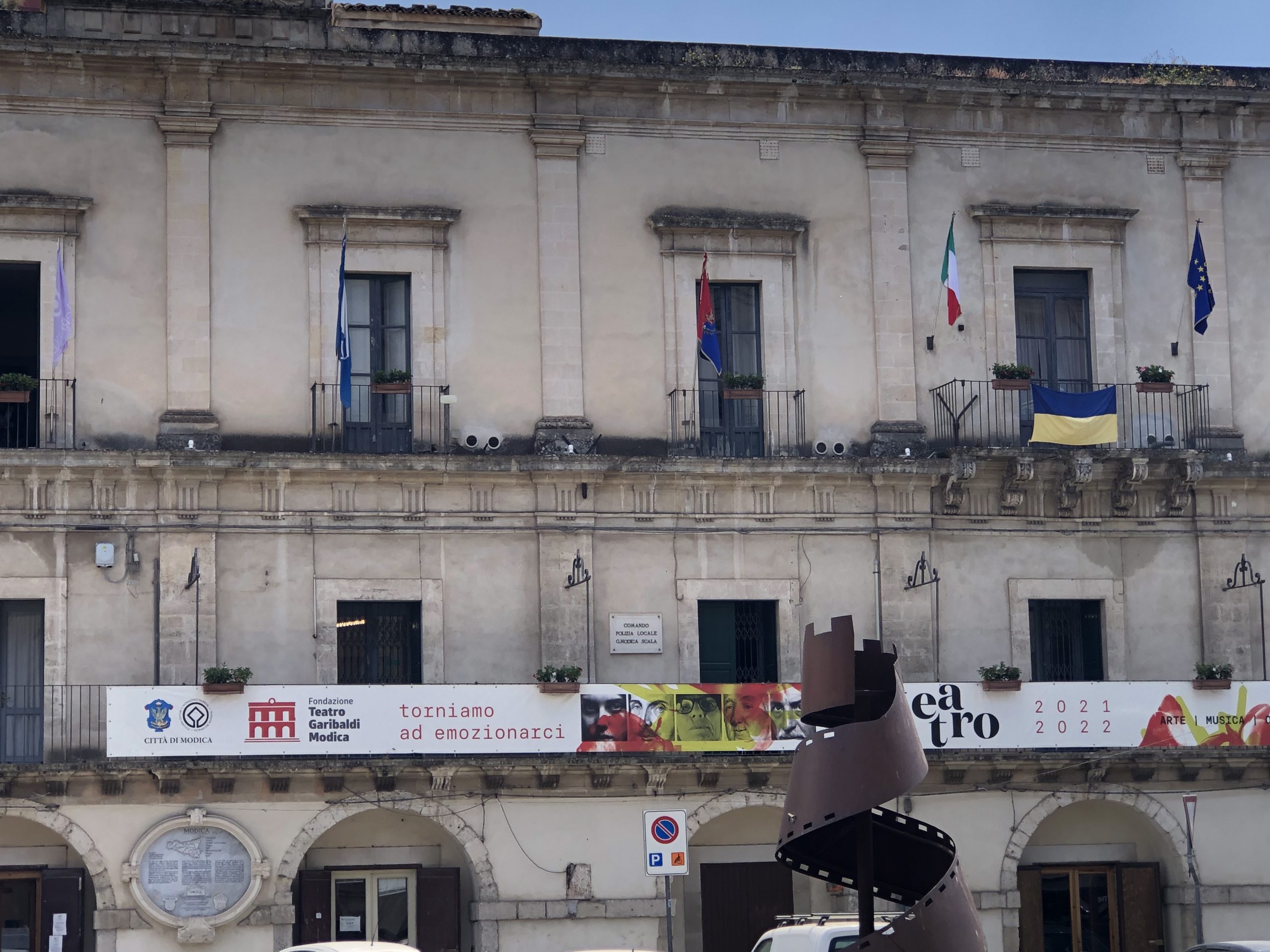 Modica: al Comune non sventola la bandiera della Regione Sicilia. Scelta o dimenticanza grave?
