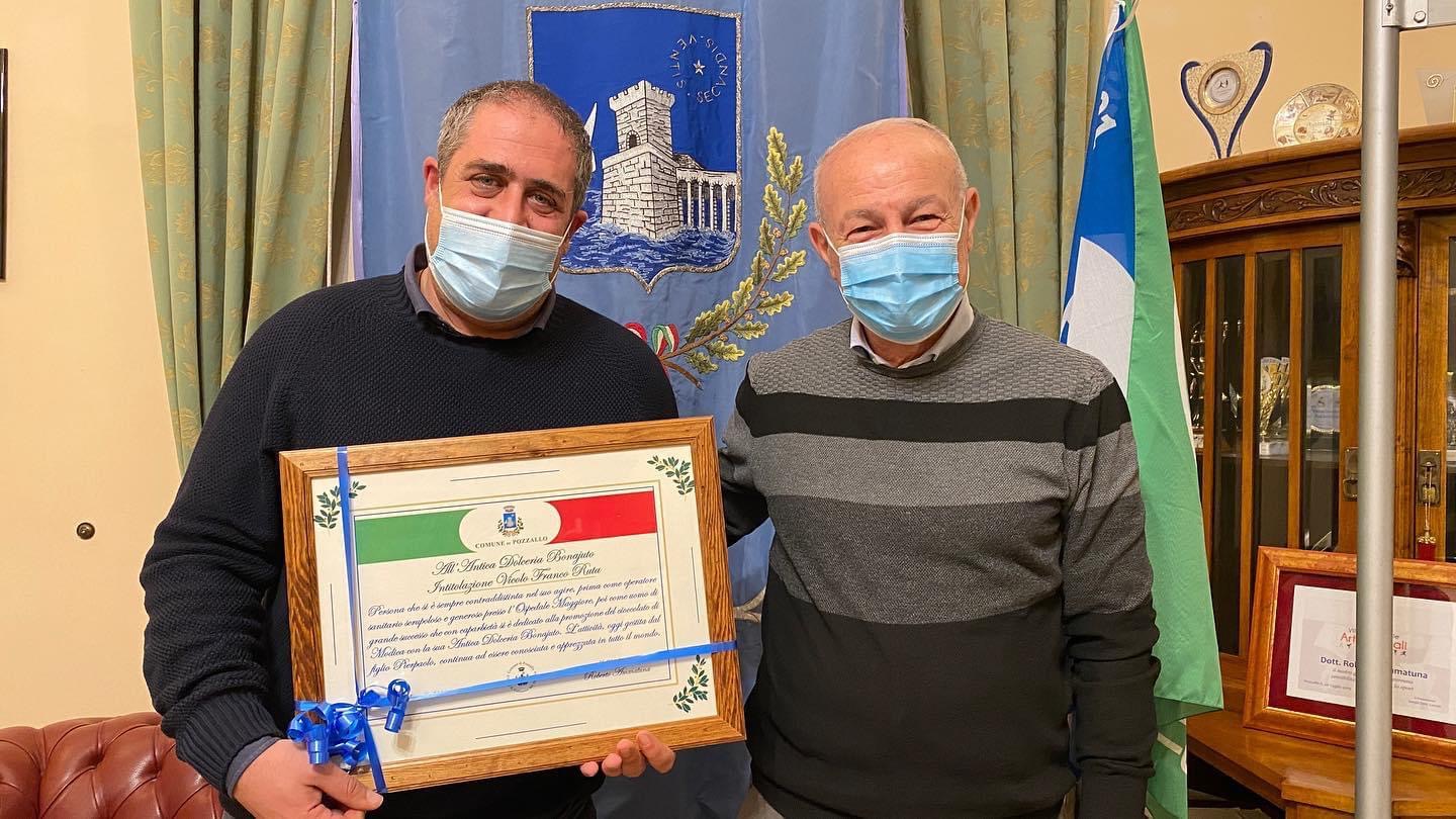 Pozzallo:  il sindaco Ammatuna consegna una targa in memoria di Franco Ruta