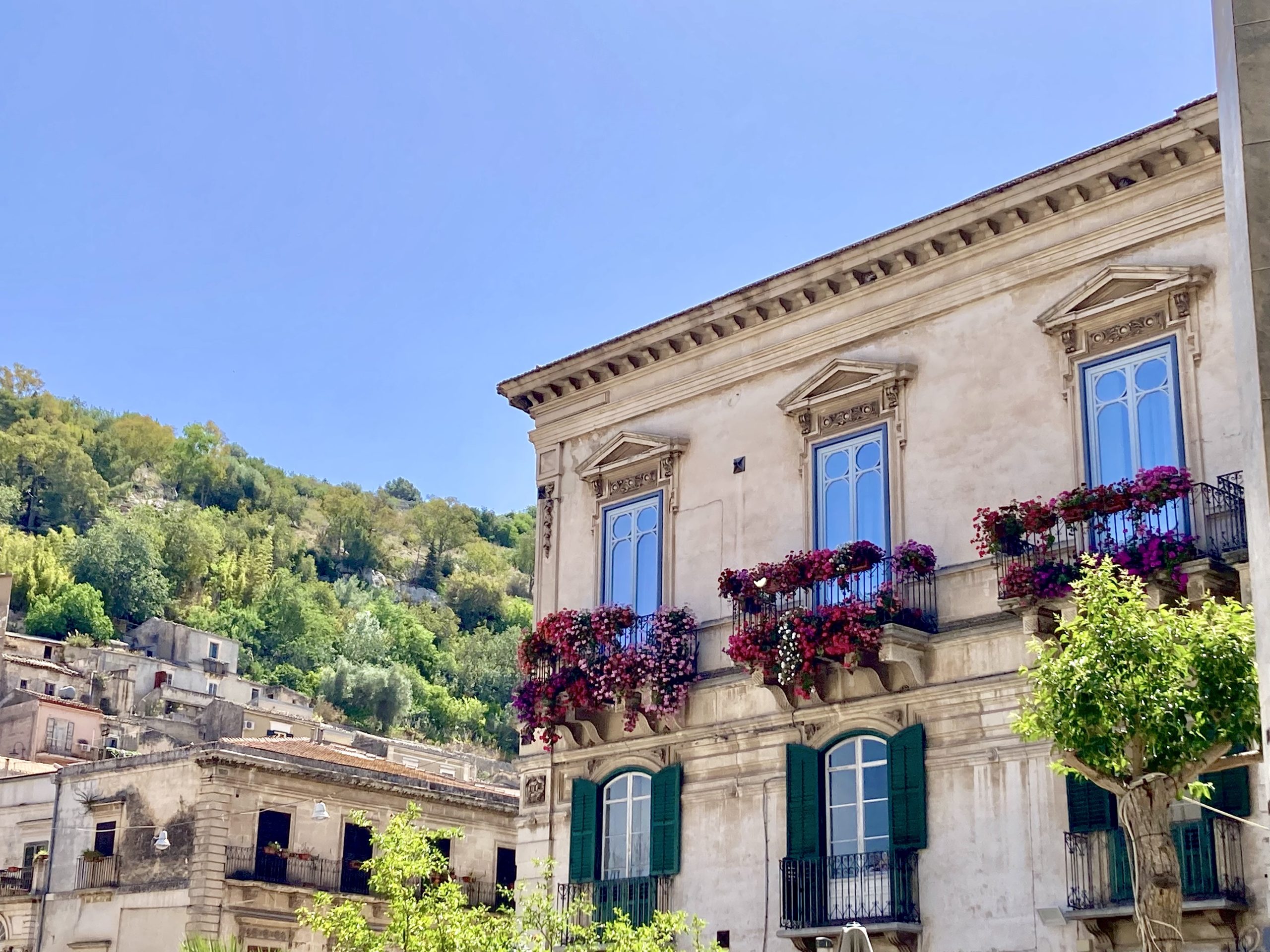 Balconi fioriti: come sarebbero le nostre città se lo facessimo tutti?