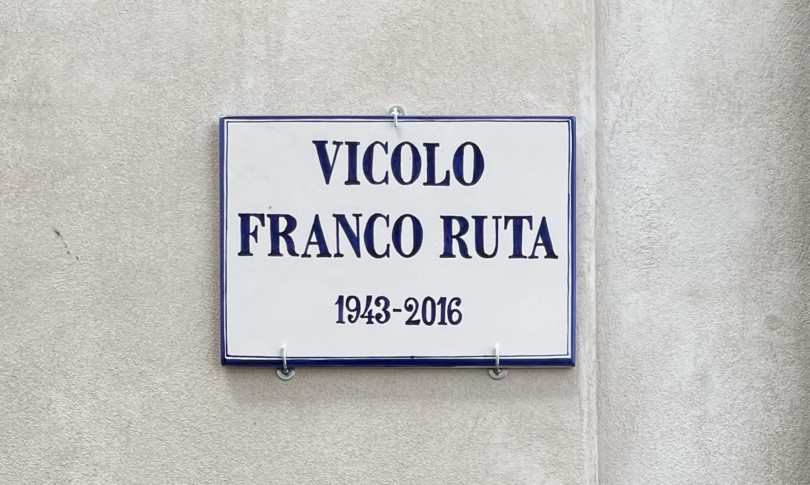 Franco Ruta e basta! Il perchè della targa senza riferimenti  nel vicolo a lui dedicato a Modica