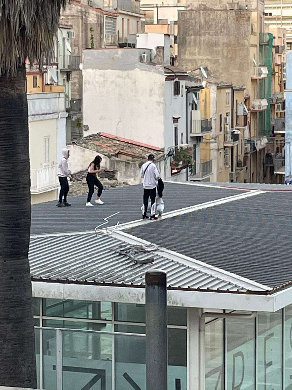 Ragusa: ragazzi passeggiano sul tetto del City. Il comune pensi alla sorveglianza, ma ai giovani diseducati chi ci pensa?