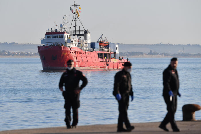 Novantuno migranti sbarcati oggi a Pozzallo: uno è risultato positivo al Covid
