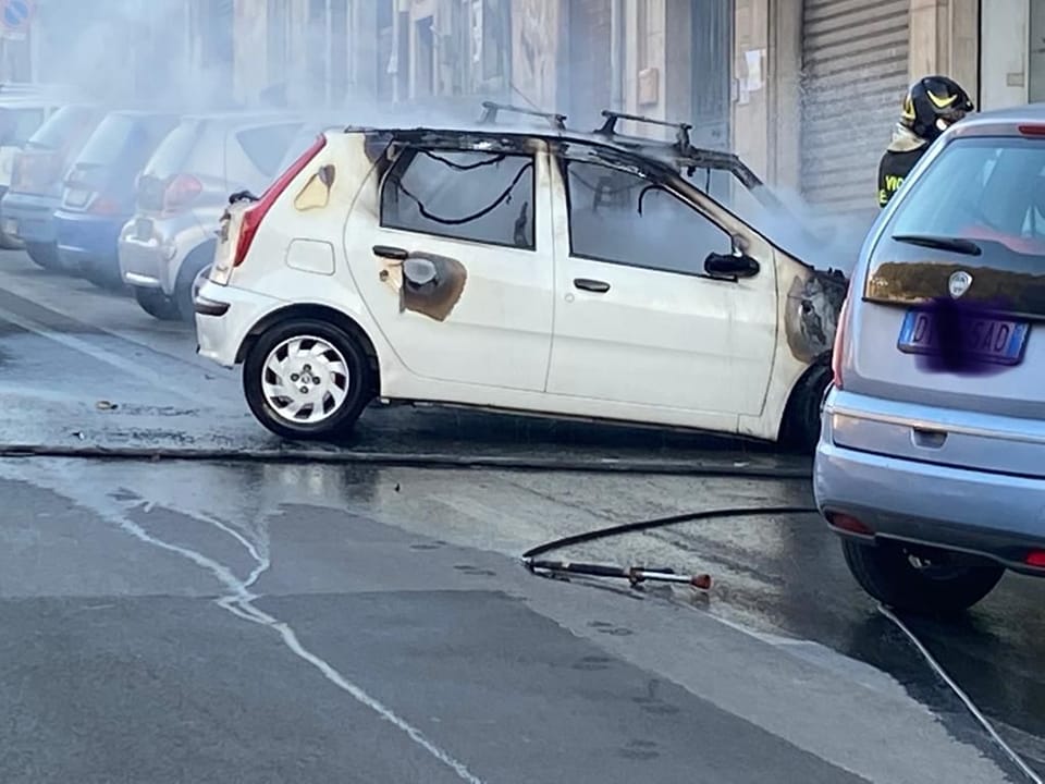 Modica: Auto in fiamme in via Nazionale, illesa la conducente, intervengono i Vigili del Fuoco