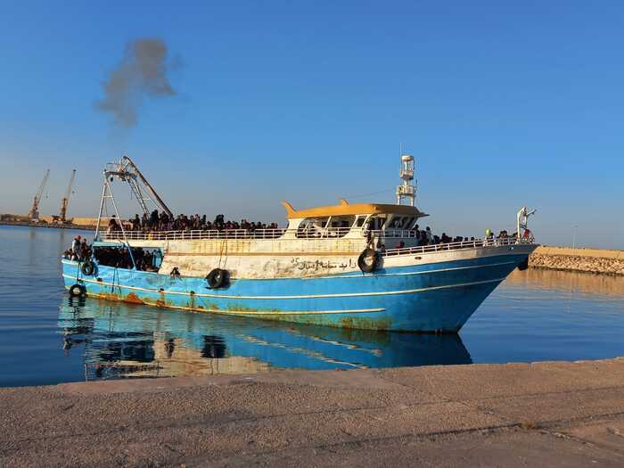 Migranti: in 450 su barcone arrivati nel porto di Pozzallo. Sindaco invoca presenza militare Ue
