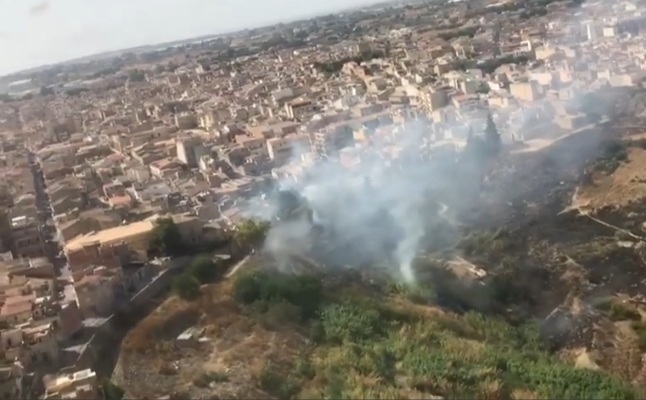 Incendio nella Valle dell’Ippari a Vittoria: situazione sotto controllo si indaga sulle cause