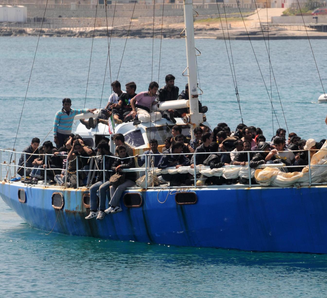 Migranti: in 86 in barca a vela si arenano a Portopalo, sbarcano a Pozzallo con la CP 325