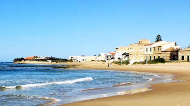 Prendono il bagno nonostante il mare grosso, Punta secca: due turisti rischiano di annegare