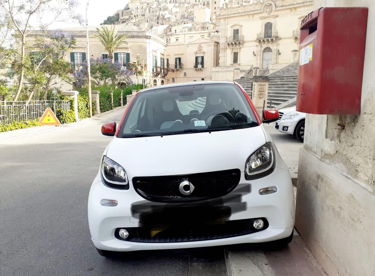Modica e i parcheggi selvaggi a due passi dal Duomo di San Giorgio…