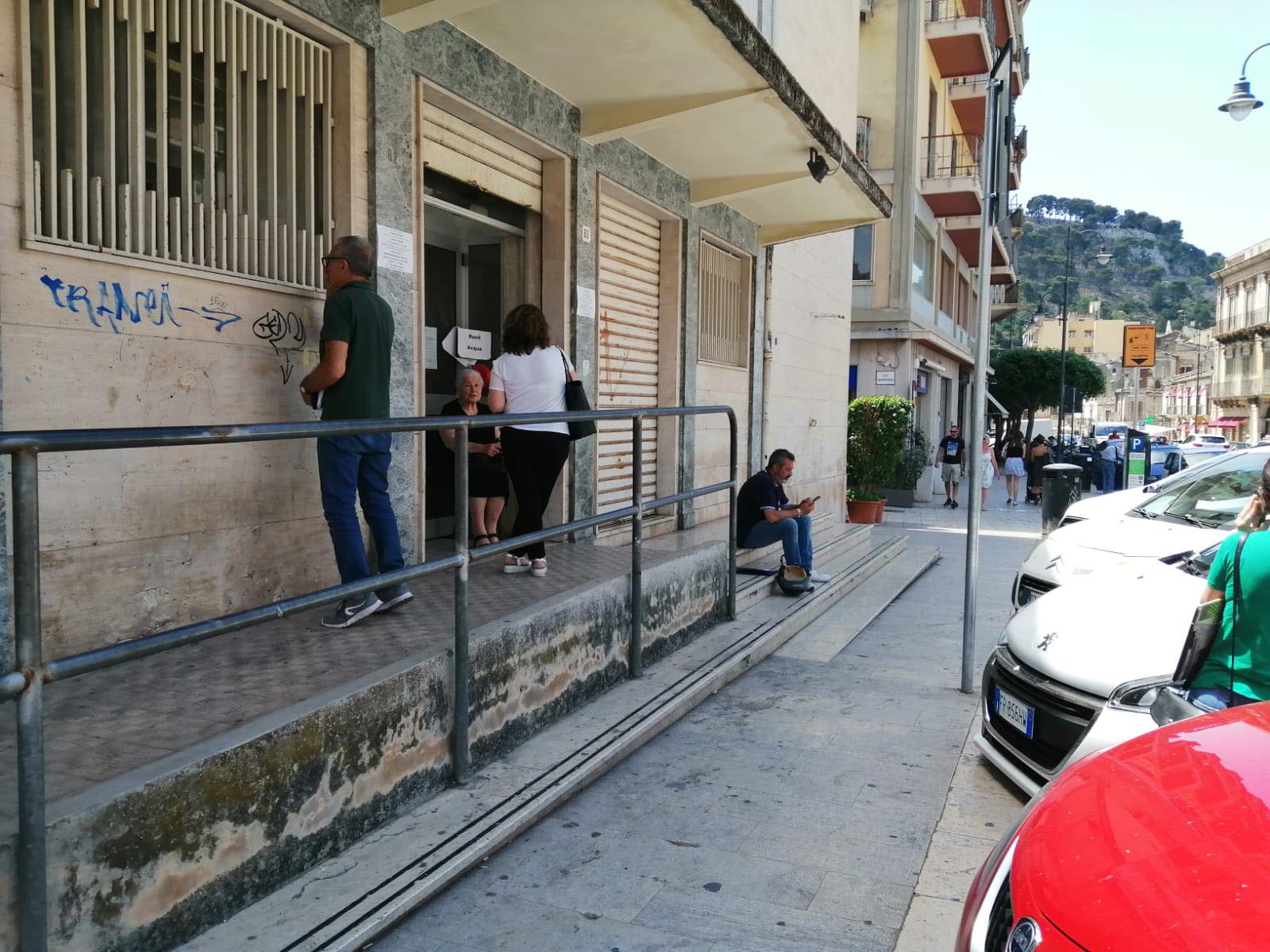 Modica: file interminabili e importi errati, il sistema di riscossione delle bollette idriche fa acqua da tutte le parti