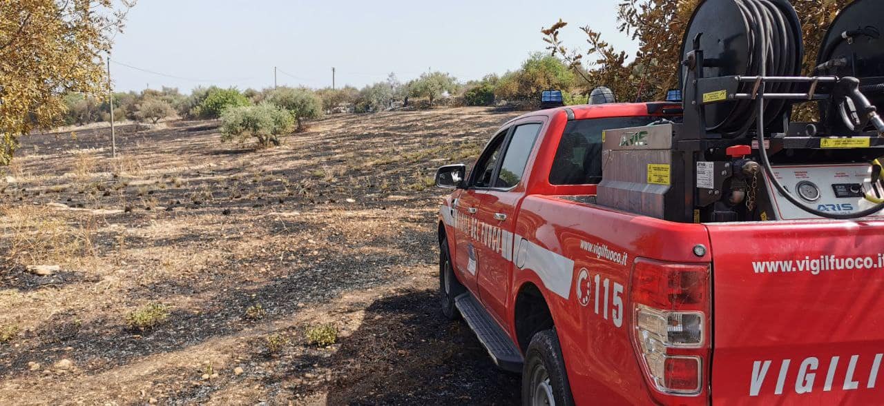 Incendio in contrada Graffetta sulla Ispica – Pozzallo, in fumo 10 ettari di terreno, c’è pure un morto