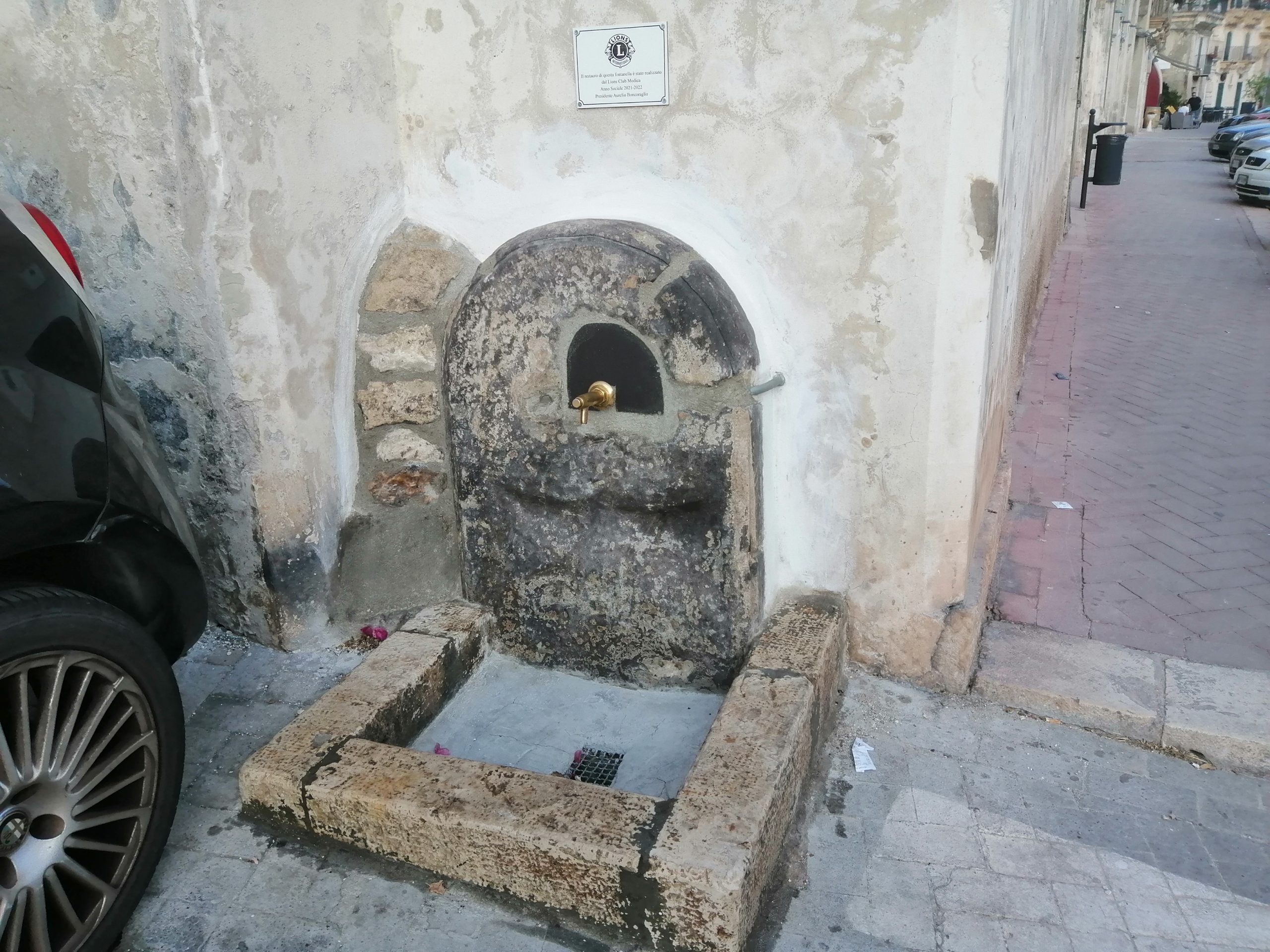 Modica, il Lions restaura una fontanella. Ma il Comune deve vigilare sulla completa fruizione