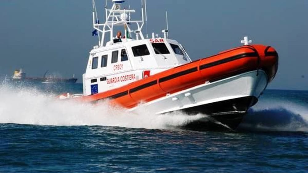 Migranti in difficoltà soccorsi da un mercantile a largo delle coste siciliane, sbarcheranno a Pozzallo