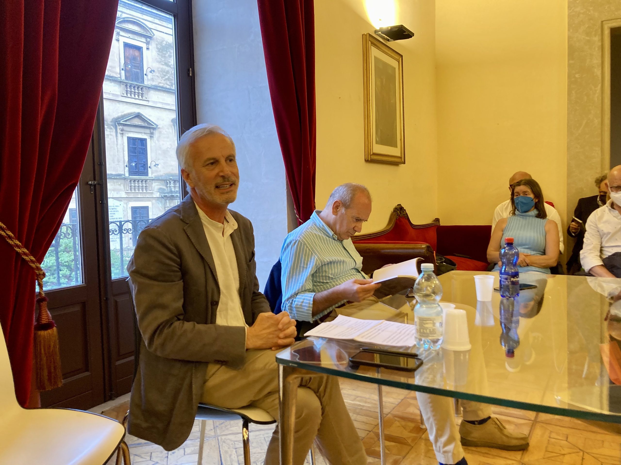 Scatti del secolo scorso che evocano, ricordi, suoni e profumi nel libro “Bianchi, neri e grigi di Modica”