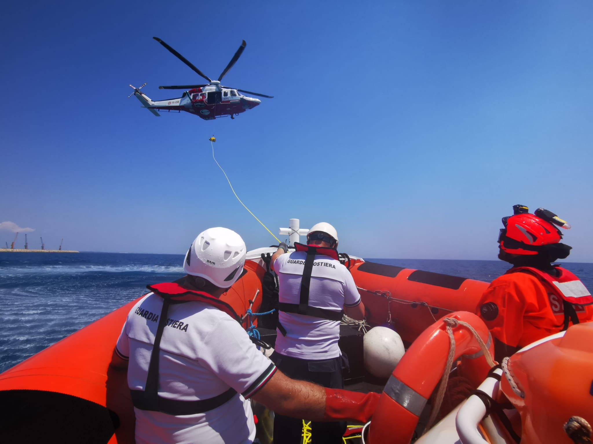 Esercitazione di recupero traumatizzato della Guardia Costiera ieri tra le spiagge di Maganuco e Pietre Nere
