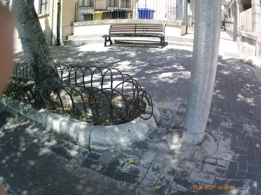 Modica: nel centro storico il decoro lascia a desiderare, turisti accolti da erbacce, immondizia e siepi divelte (Foto e video)