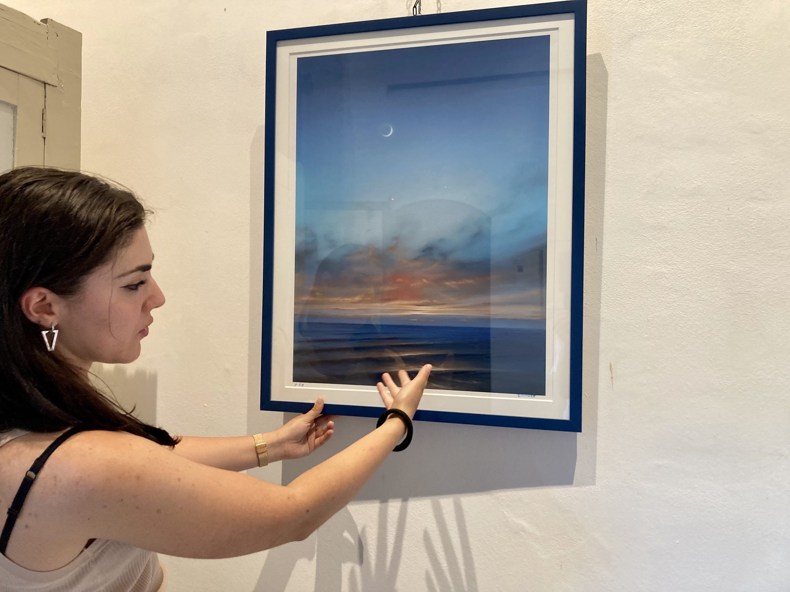 Federica Tomasello, grazie ai pastelli, trasferisce su carta ciò che vede: i colori del mare di Cava d’Aliga