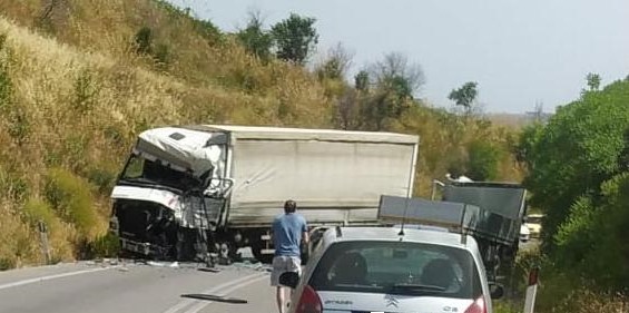 Incidente stradale sulla Ragusa – Catania, scontro tra due mezzi pesanti, due feriti e traffico bloccato