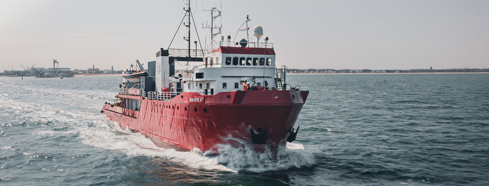 La Sea Eye 4, carica di migranti, davanti alla costa iblea continua a chiedere un porto sicuro