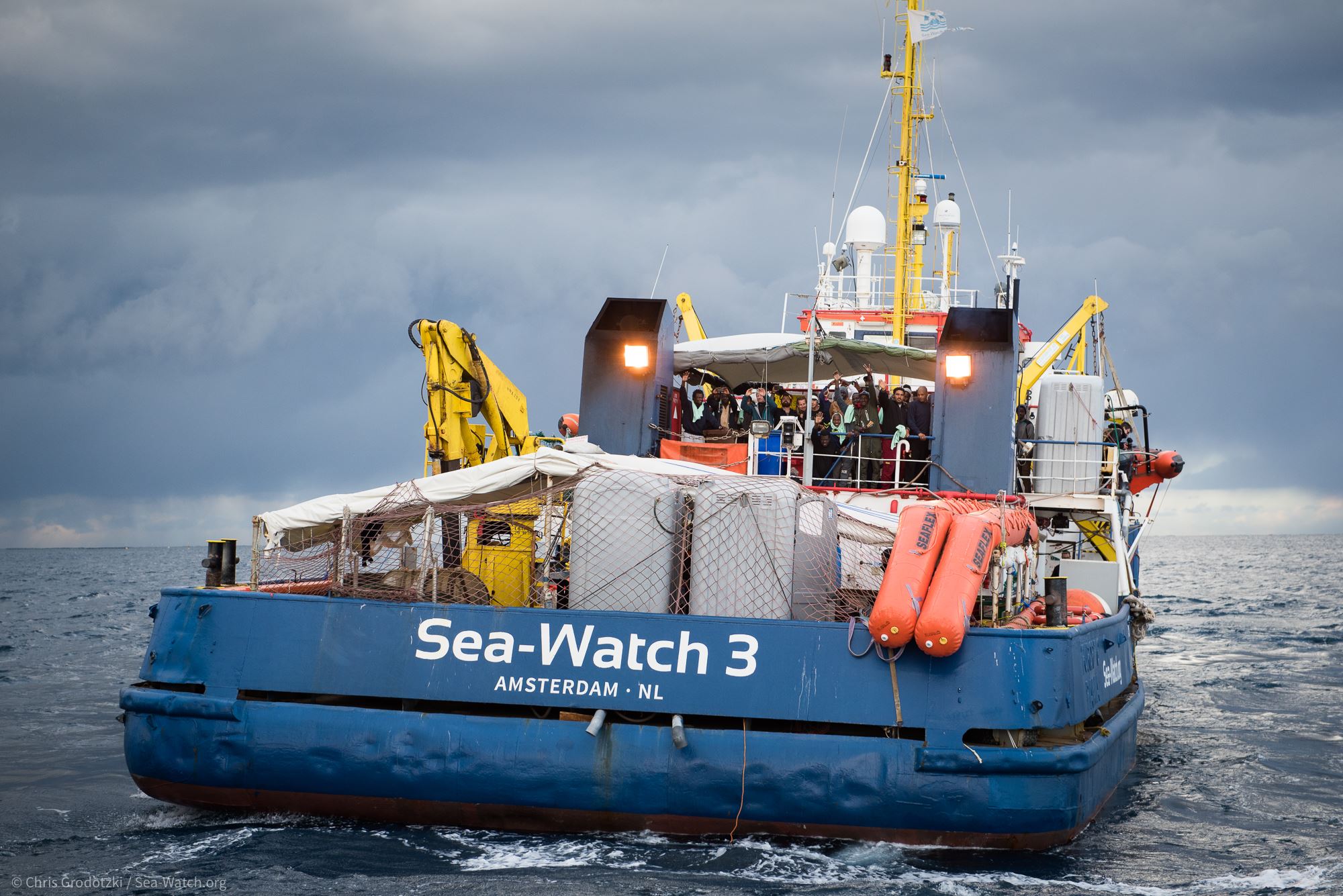 Migranti: La “Sea Watch 3” in attesa del porto sicuro a largo di Pozzallo con 356 naufragi, 4 sbarcati d’urgenza