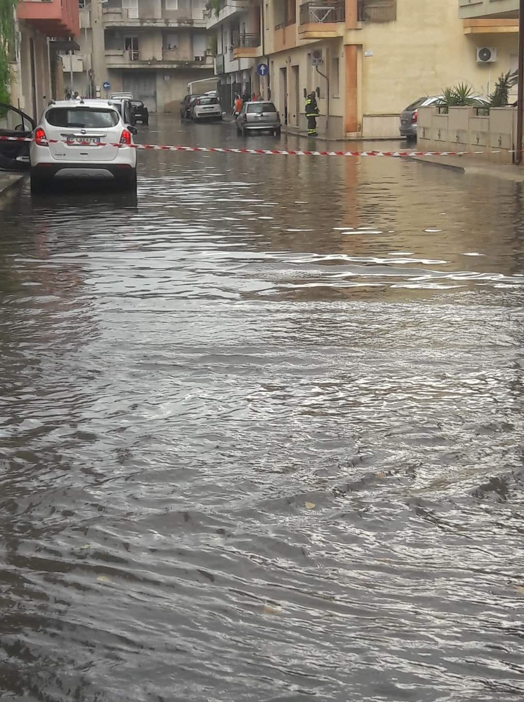 Bomba d’acqua “allaga” Vittoria, difficoltà per la circolazione e tanti automobilisti in panne