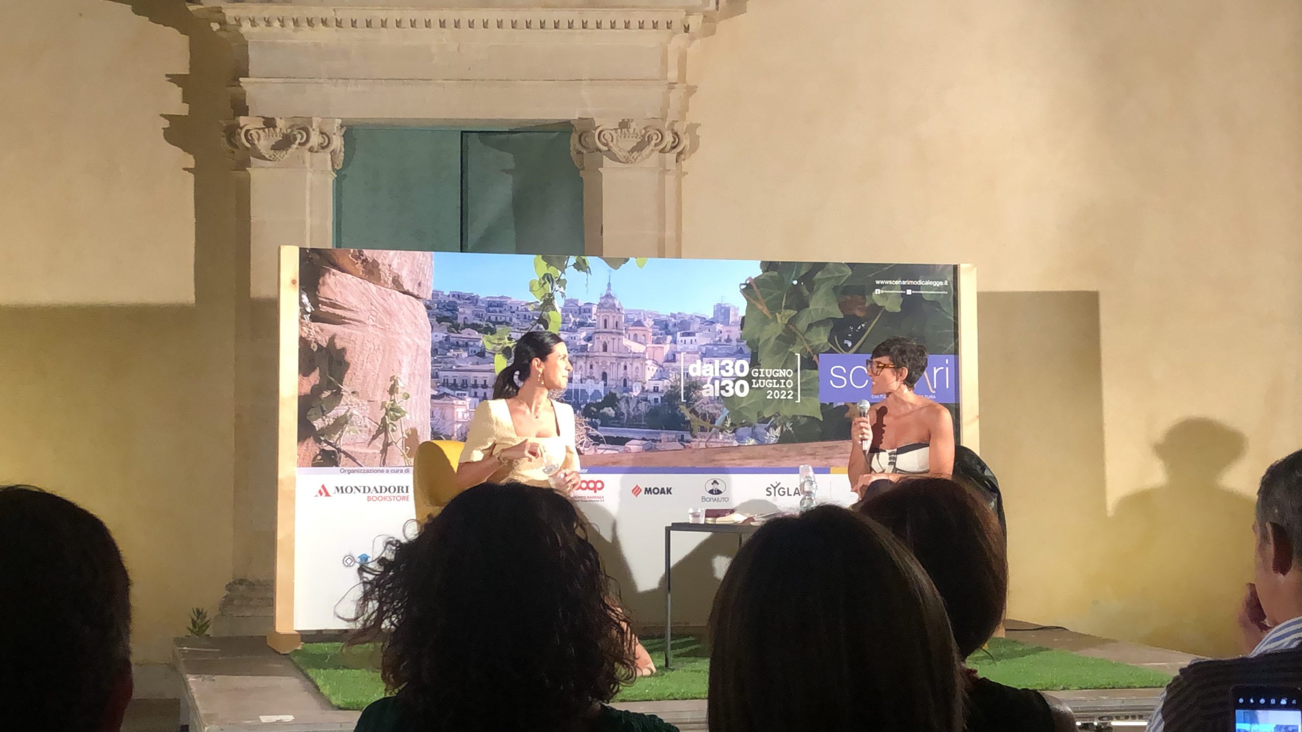 Modica, la rassegna “Scenari” ha avuto un’appendice di pregio: Stefania Andreoli e il suo libro “Lo faccio per me”