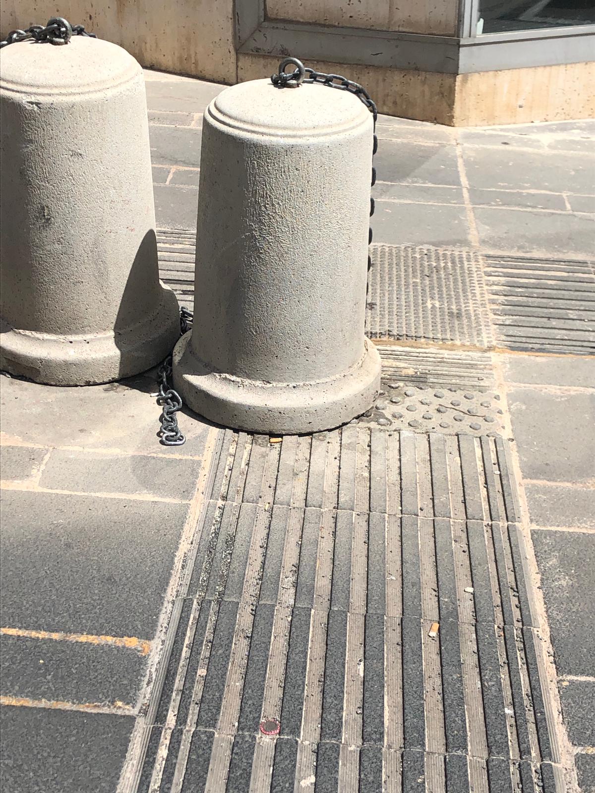 Ragusa, i percorsi tattili di via Roma per aiutare gli ipovedenti non sono più efficienti, al loro posto i cilindri