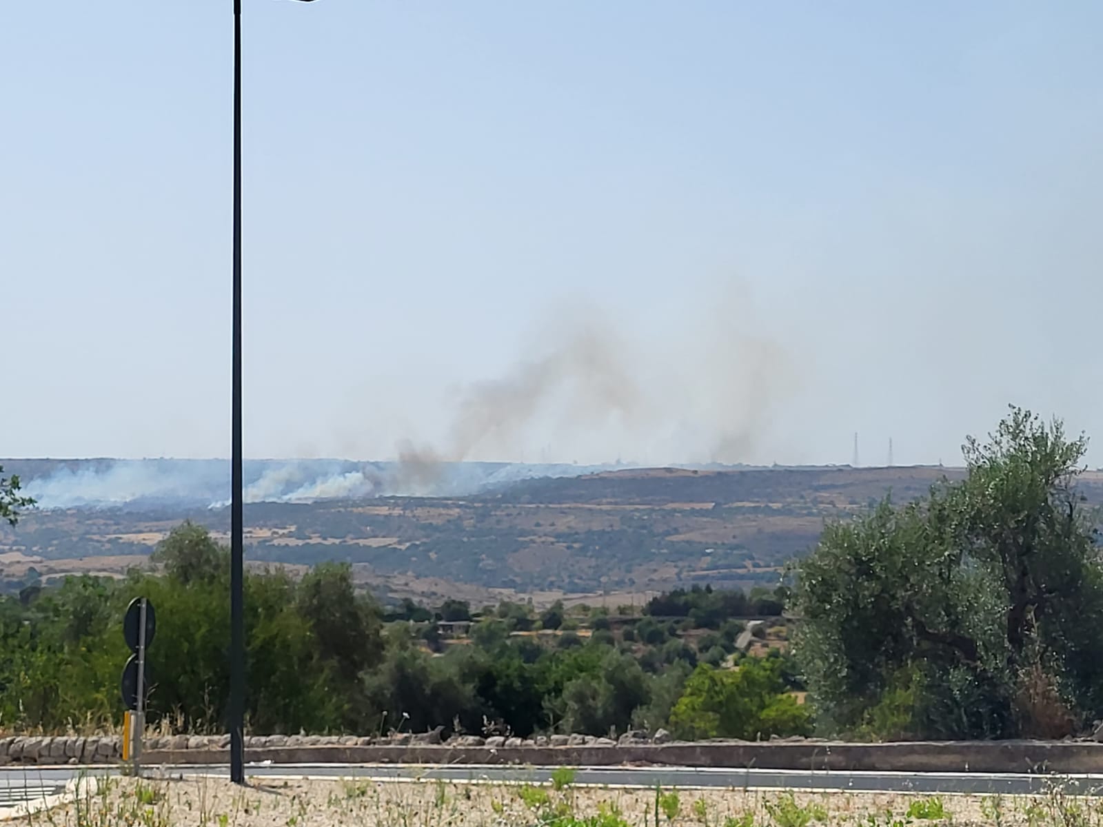 Incendio sulla Modica – Ragusa, le fiamme minacciano le abitazioni, Vigili del Fuoco in azione traffico interrotto