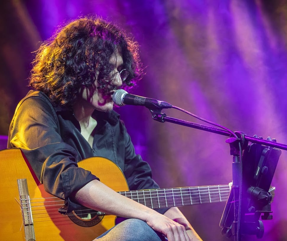 Intervista a Don Andrea Pitrolo, il segretario pop del Vescovo di Noto. Con ‘Alter Faber’ omaggia De Andrè e parla degli “ultimi” (Foto e video)